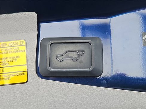 Used 2012 Toyota Highlander SE image 19