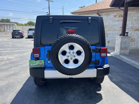Used 2015 Jeep Wrangler Unlimited Sahara w/ Connectivity Group AWD/4WD image 4
