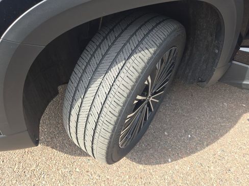 Used 2025 Volkswagen Taos SE image 18