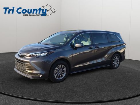 Certified 2025 Toyota Sienna LE FWD image 3