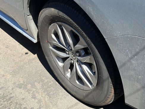 Used 2022 Toyota Sienna XLE FWD image 4