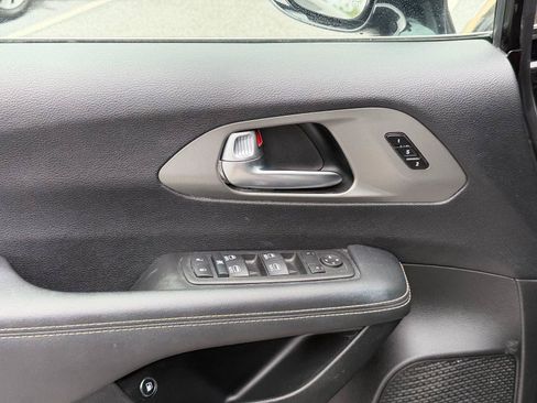 Used 2025 Chrysler Pacifica Select FWD image 7