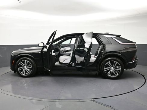 Used 2025 Cadillac Lyriq Luxury AWD/4WD image 34