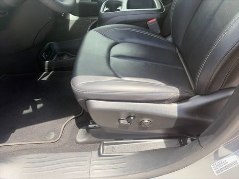 Used 2025 Chrysler Pacifica Select FWD image 30