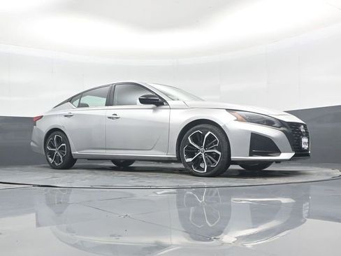 Used 2023 Nissan Altima 2.5 SR FWD image 38