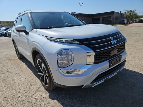 Used 2024 Mitsubishi Outlander SE FWD image 2