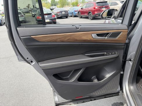 Used 2024 Volkswagen Atlas SE image 27