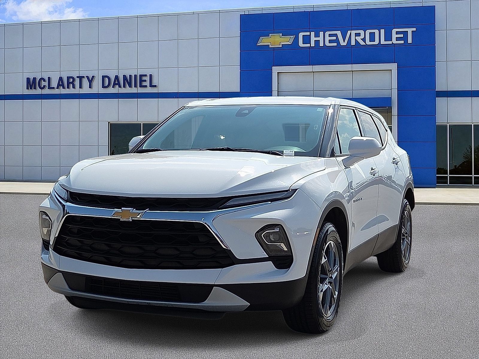 Used 2025 Chevrolet Blazer LT FWD image 2