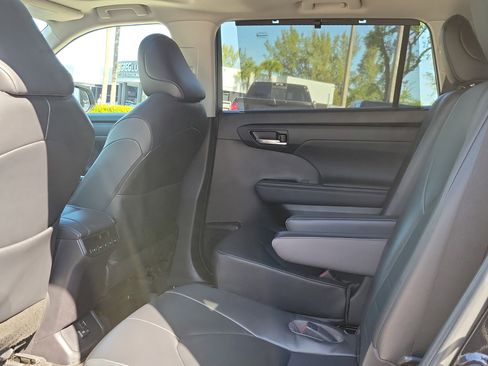 Used 2023 Toyota Highlander XLE FWD image 14