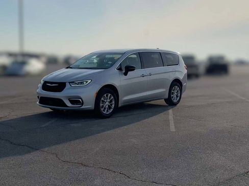 New 2026 Chrysler Pacifica Limited image 4