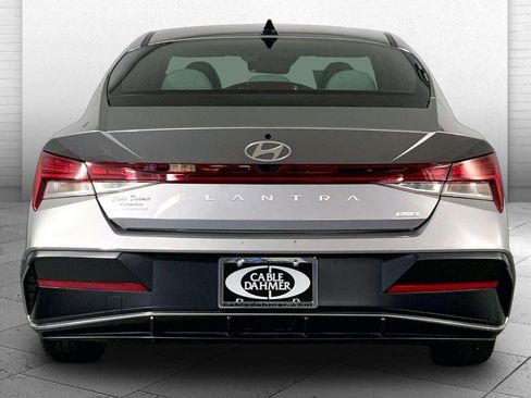 Used 2025 Hyundai Elantra Limited FWD image 3