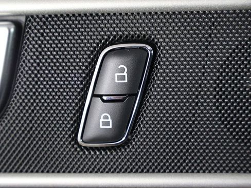 Used 2022 Ford Explorer XLT image 32