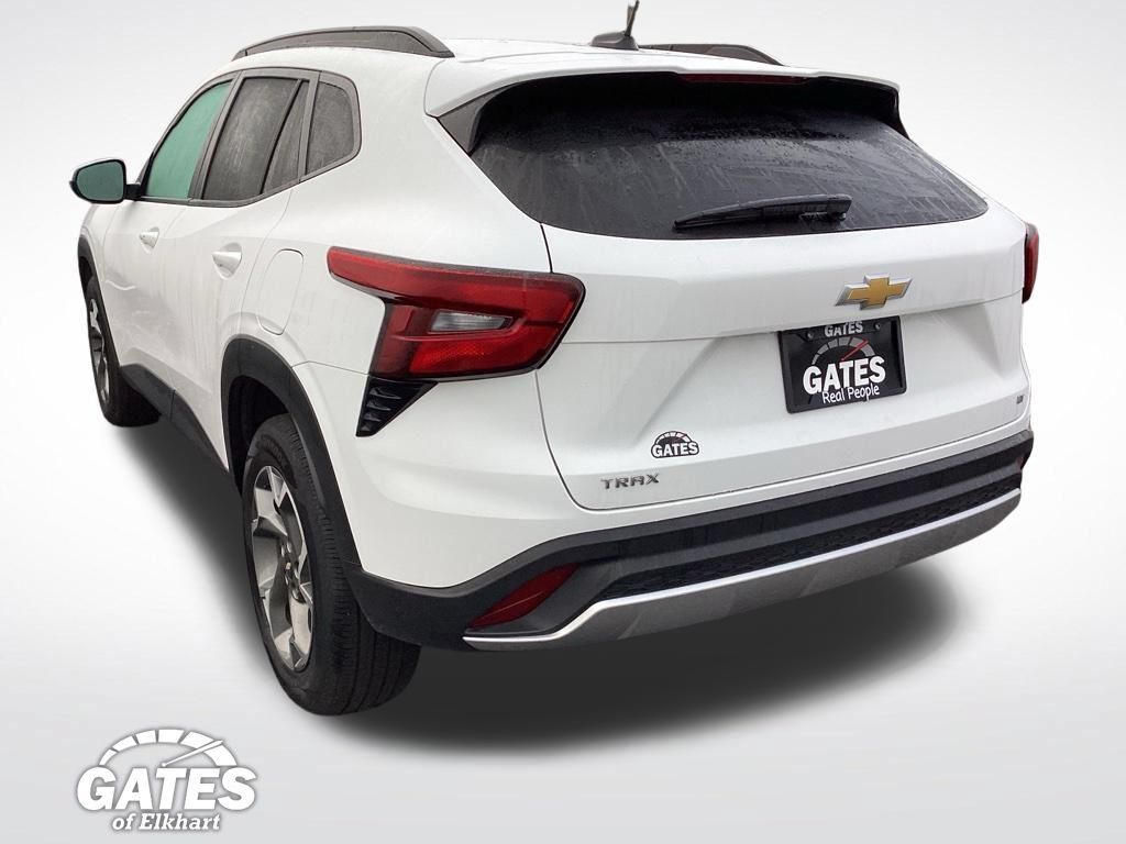 Used 2025 Chevrolet Trax LT w/ LT Convenience Package FWD image 6