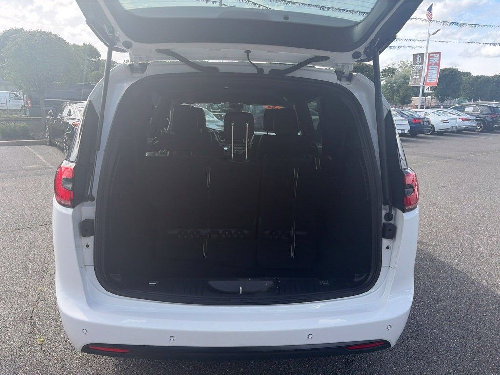 Used 2024 Chrysler Pacifica Limited FWD image 15