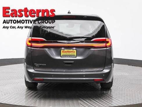 Used 2023 Chrysler Pacifica Touring-L image 6