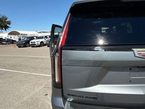 Used 2022 Cadillac Escalade Premium Luxury image 10