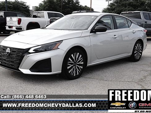 Used 2024 Nissan Altima 2.5 SV FWD image 3