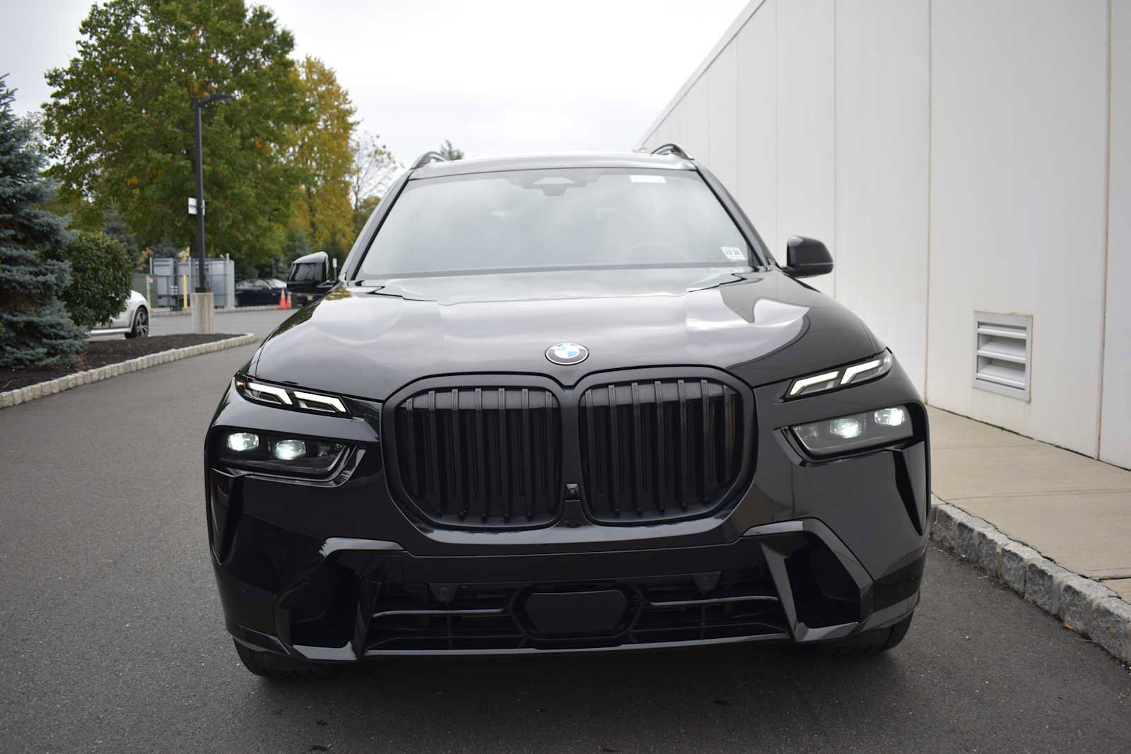 Used 2024 BMW X7 xDrive40i w/ M Sport Package AWD/4WD image 2