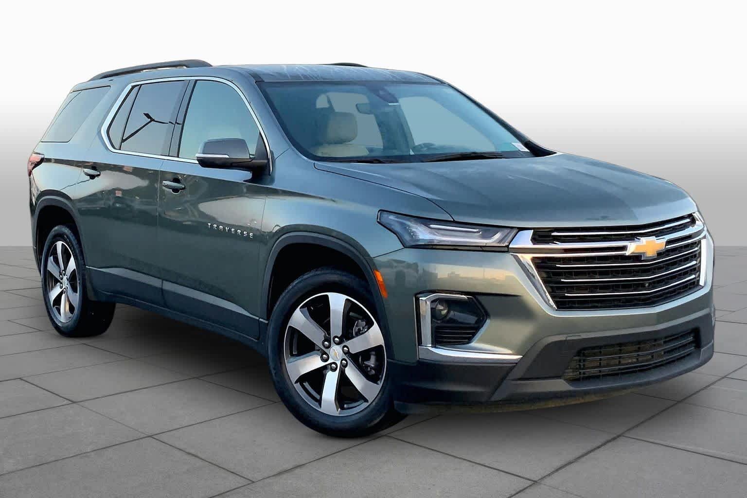 Used 2023 Chevrolet Traverse LT w/ LT Premium Package FWD image 3