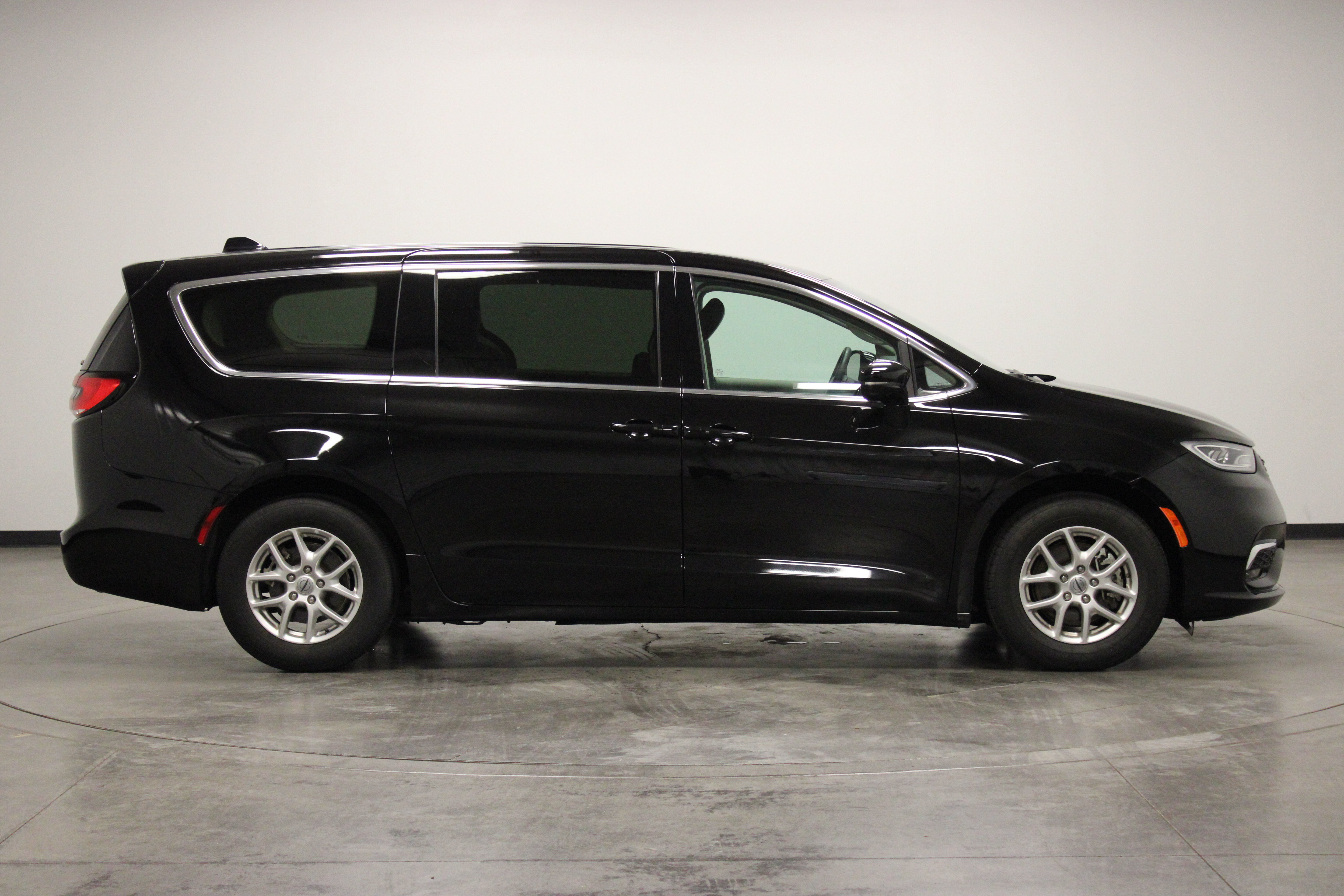 Used 2024 Chrysler Pacifica Touring-L FWD image 9