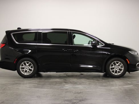 Used 2024 Chrysler Pacifica Touring-L FWD image 9