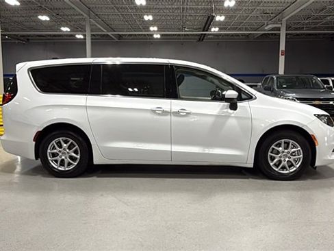 Used 2022 Chrysler Voyager LX image 3