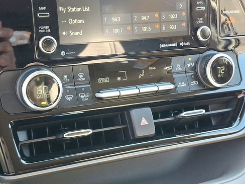 Used 2021 Toyota Highlander LE image 17