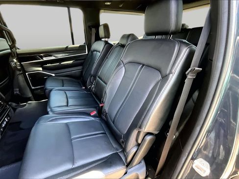 Used 2022 Jeep Wagoneer Series III AWD/4WD image 21