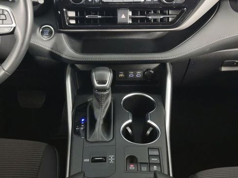 Used 2025 Toyota Highlander LE image 25