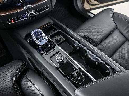 Certified 2024 Volvo XC60 T8 Ultimate w/ Protection Package Premier AWD/4WD image 19