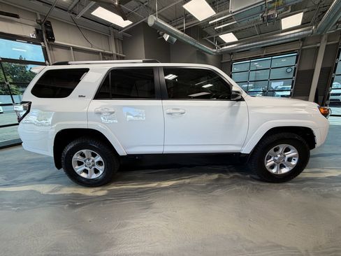 Used 2022 Toyota 4Runner SR5 Premium w/ Moonroof Package AWD/4WD image 38