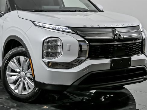 New 2025 Mitsubishi Outlander ES image 2