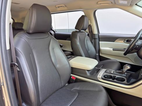 Used 2023 Kia Carnival LX FWD image 33
