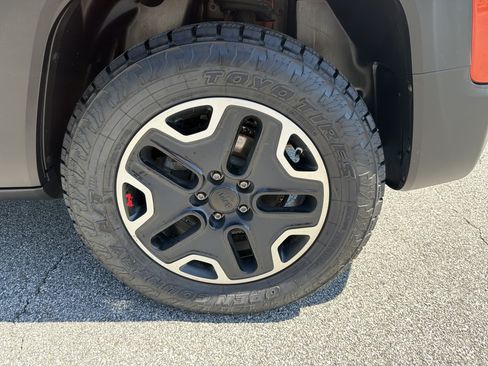 Used 2015 Jeep Renegade Trailhawk w/ Popular Equipment Group AWD/4WD image 23