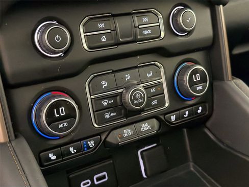 Used 2024 Chevrolet Suburban High Country RWD image 16