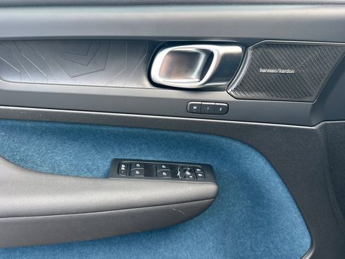 Used 2025 Volvo EX40 Ultra w/ Protection Package Premier image 15