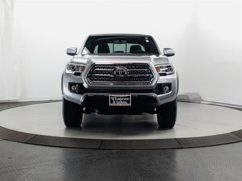 Used 2017 Toyota Tacoma TRD Off-Road image 2