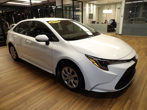 Used 2022 Toyota Corolla LE image 3