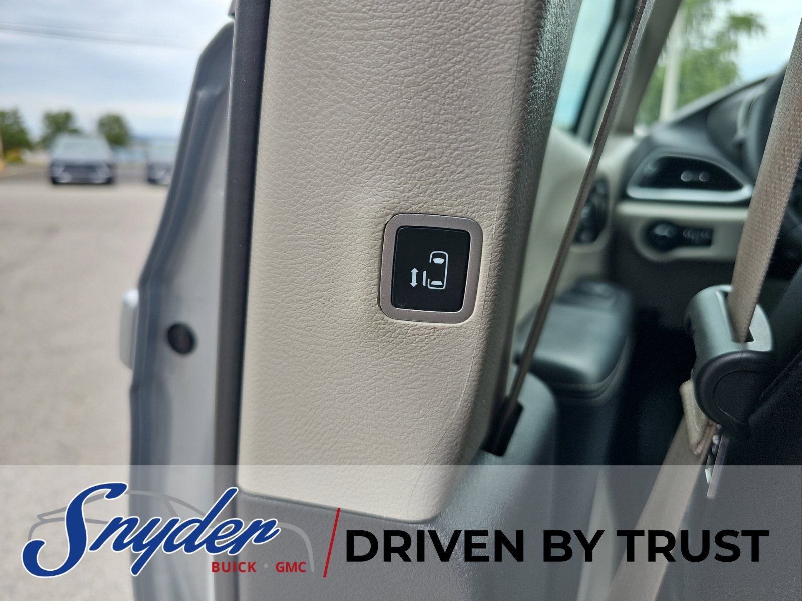 Used 2023 Chrysler Pacifica Touring-L FWD image 23