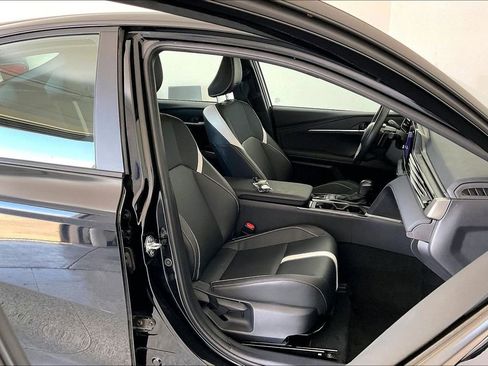 Used 2025 Toyota Camry SE image 11