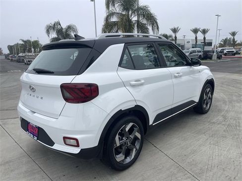 Used 2022 Hyundai Venue Limited image 8