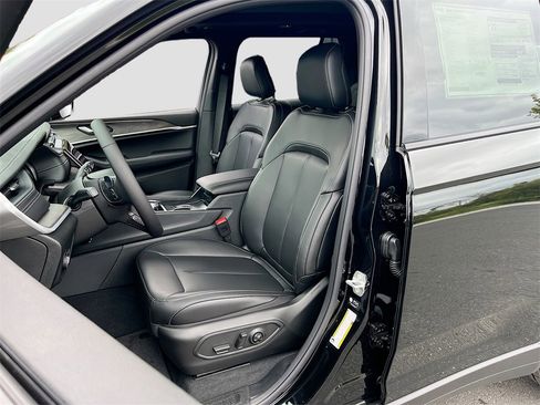 New 2025 Jeep Grand Cherokee Limited w/ Black Appearance Package image 30