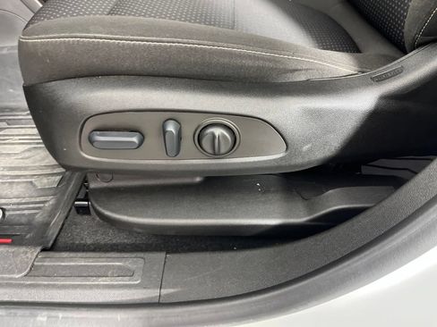 Used 2022 GMC Acadia SLE w/ Driver Convenience Package FWD image 25