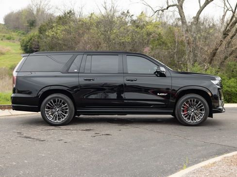 Used 2023 Cadillac Escalade ESV V AWD/4WD image 8