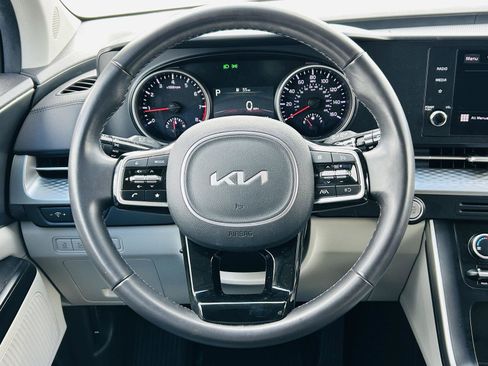 Used 2024 Kia Carnival LX image 13