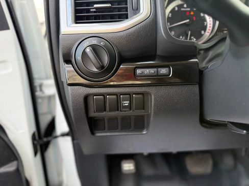 Used 2018 Nissan Titan SV image 27