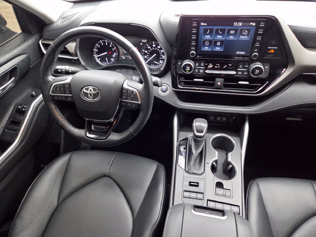 Used 2021 Toyota Highlander XLE AWD/4WD image 31