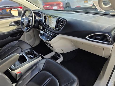 Used 2023 Chrysler Pacifica Touring-L image 9