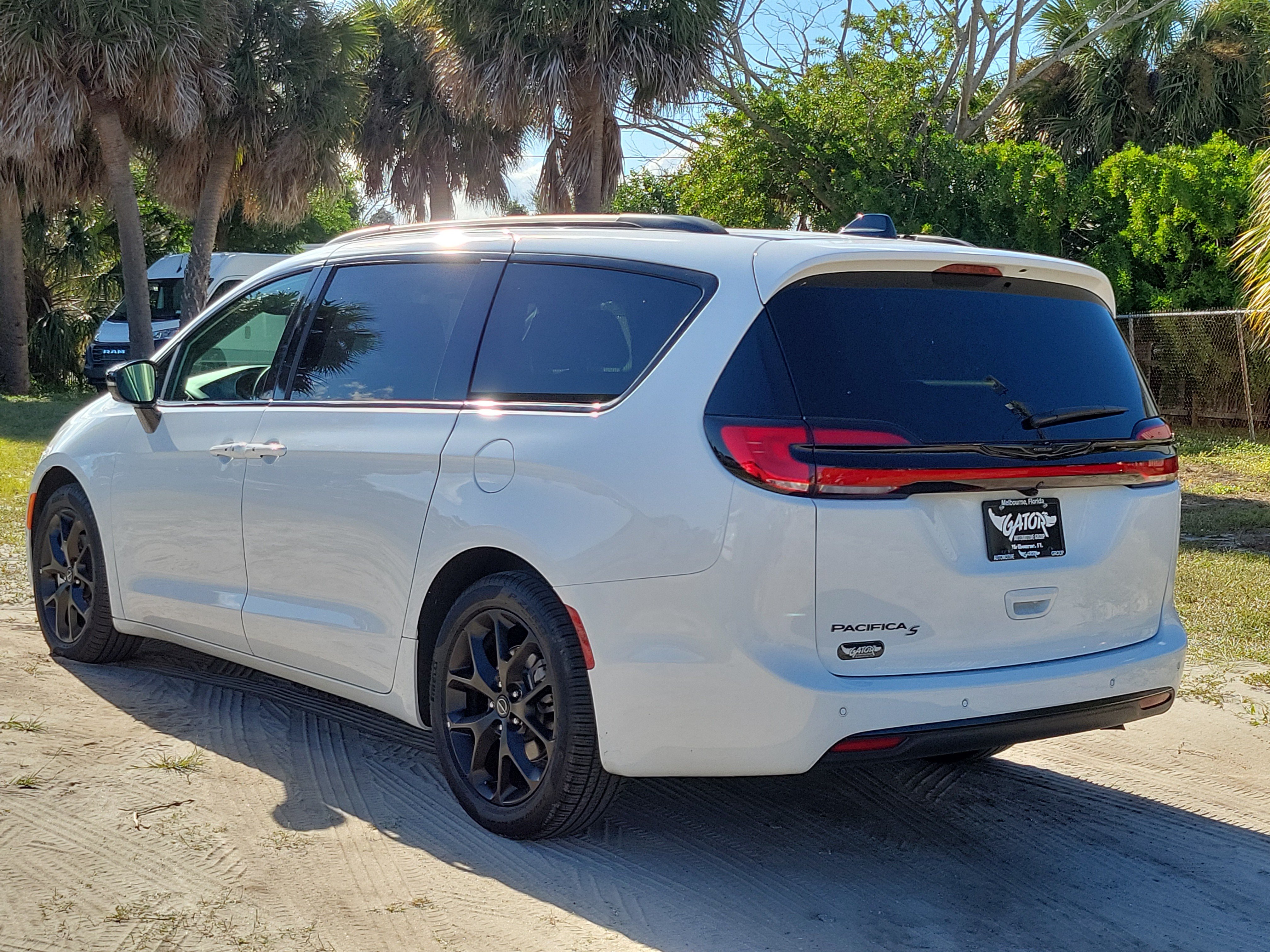 Used 2026 Chrysler Pacifica Select w/ S Appearance Package FWD image 3
