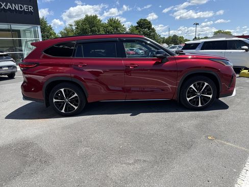 Used 2021 Toyota Highlander XSE AWD/4WD image 2